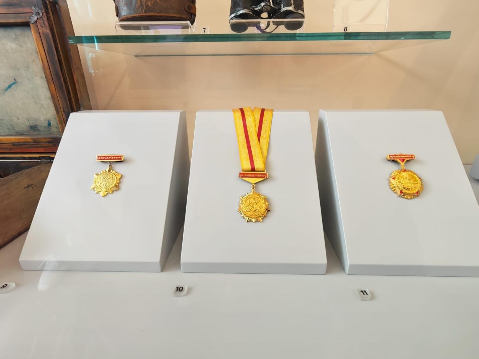 2026-04-15　2026年全民國家安全教育日舉行期間，展出了國家向老戰士們所頒發的「中國人民抗日戰爭勝利紀念章」，其中一枚是工聯會會務顧問潘江偉（潘叔）獲得紀念章