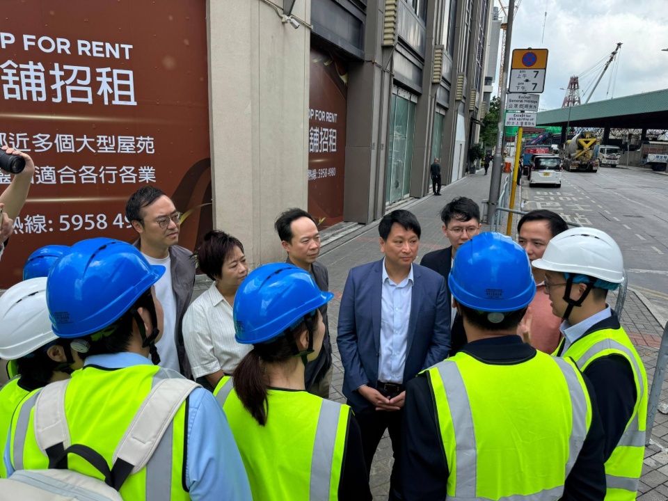 2026-05-23 鄧家彪與觀塘區議員約見油塘混凝土廠廠方 了解廠房拆卸工作進行交流