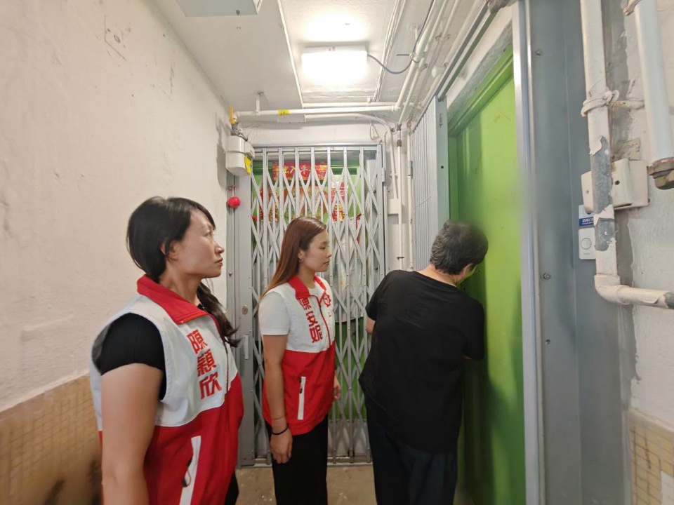 2026-07-03 陳穎欣團隊持續跟進房署免費更換公屋鐵閘與木門鎖位安裝方向工程 並建議按住戶意願 增設LED照明系統